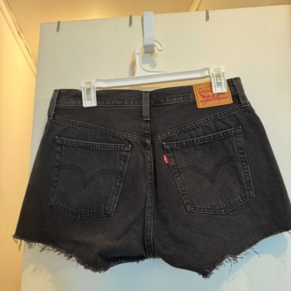Black Women's Levis 501 Jean Short Size 28 - Picture 2 of 4